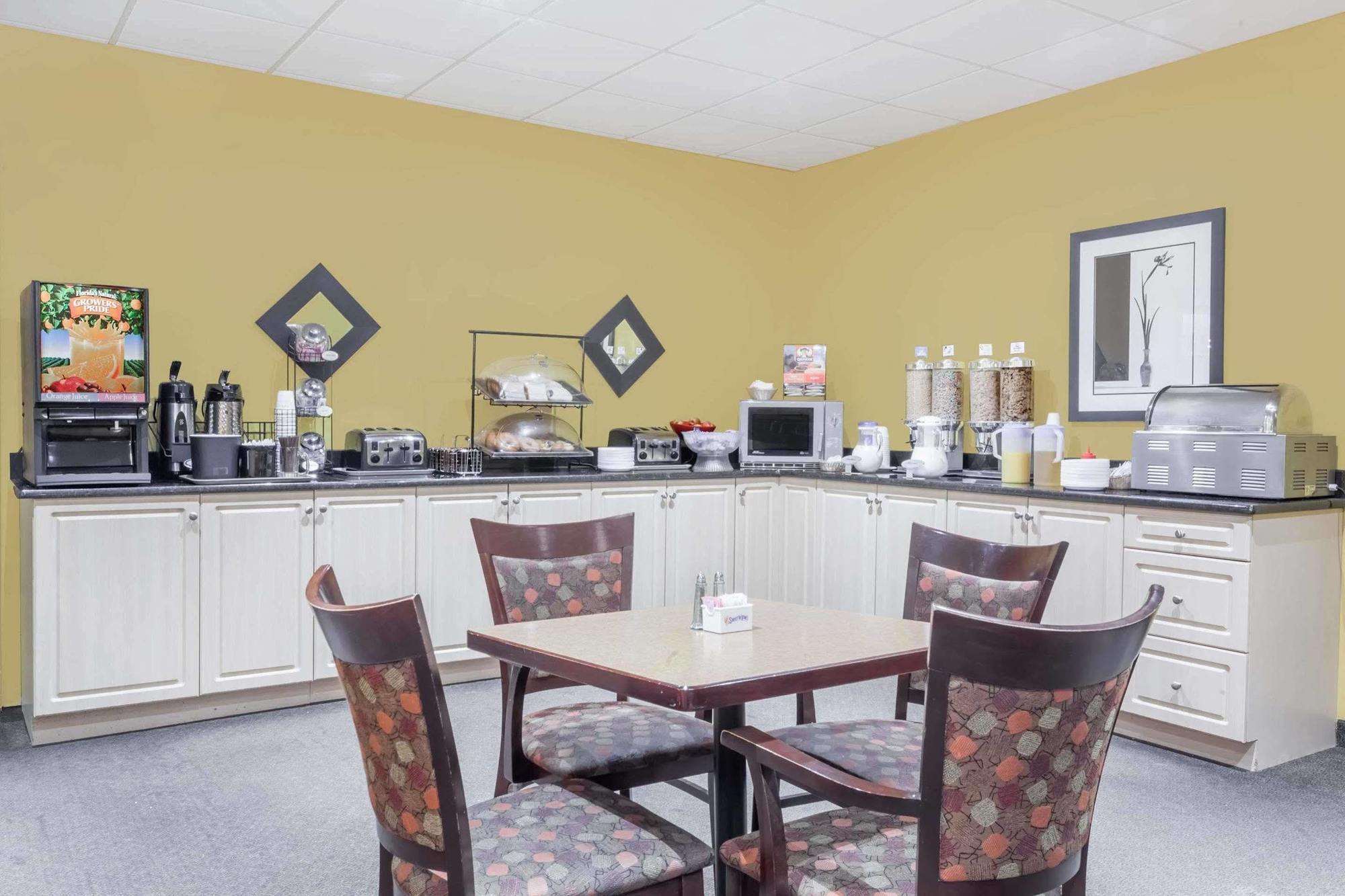 Ramada By Wyndham Yorkton Hotel ภายนอก รูปภาพ